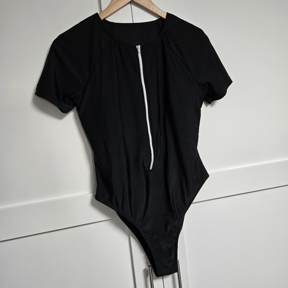 ✨️3 For $30✨️ NWOT Zip-Up Swimsuit / Bodysuit Shortsleeve (L)